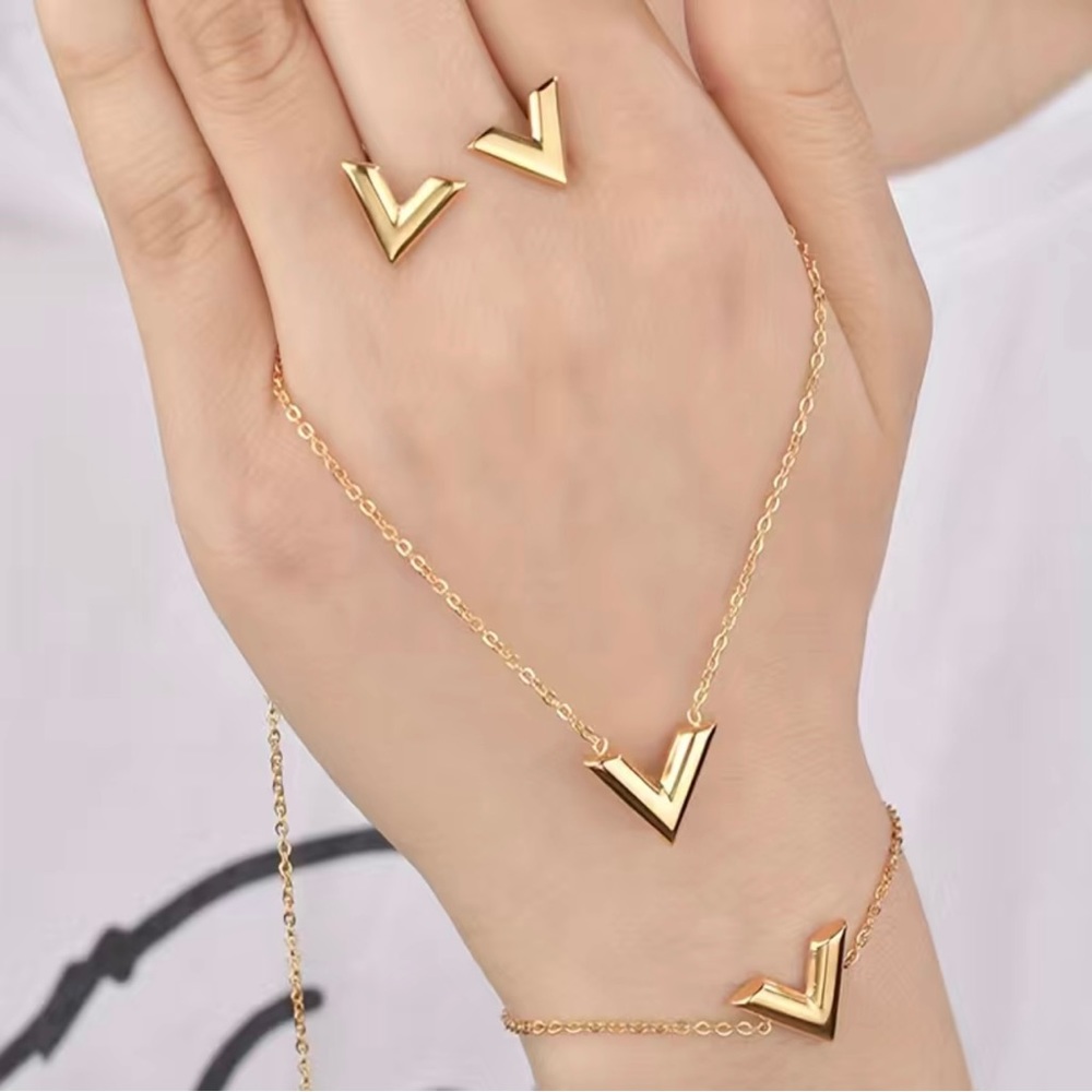Jewelry set.